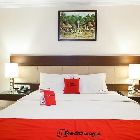 Hotel RedDoorz Premium @ Raya Nginden Wonotjolo Exterior foto