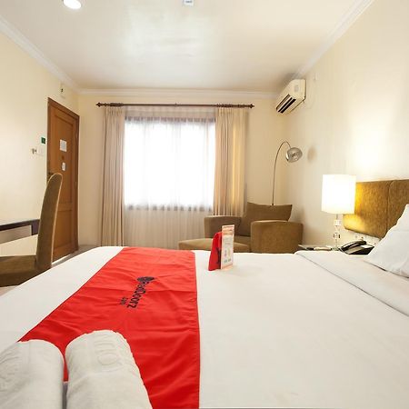 Hotel RedDoorz Premium @ Raya Nginden Wonotjolo Exterior foto