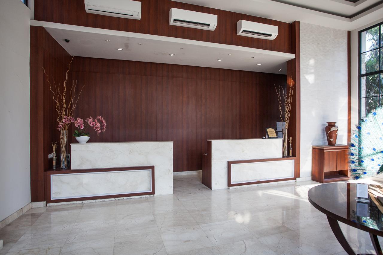 Hotel RedDoorz Premium @ Raya Nginden Wonotjolo Exterior foto
