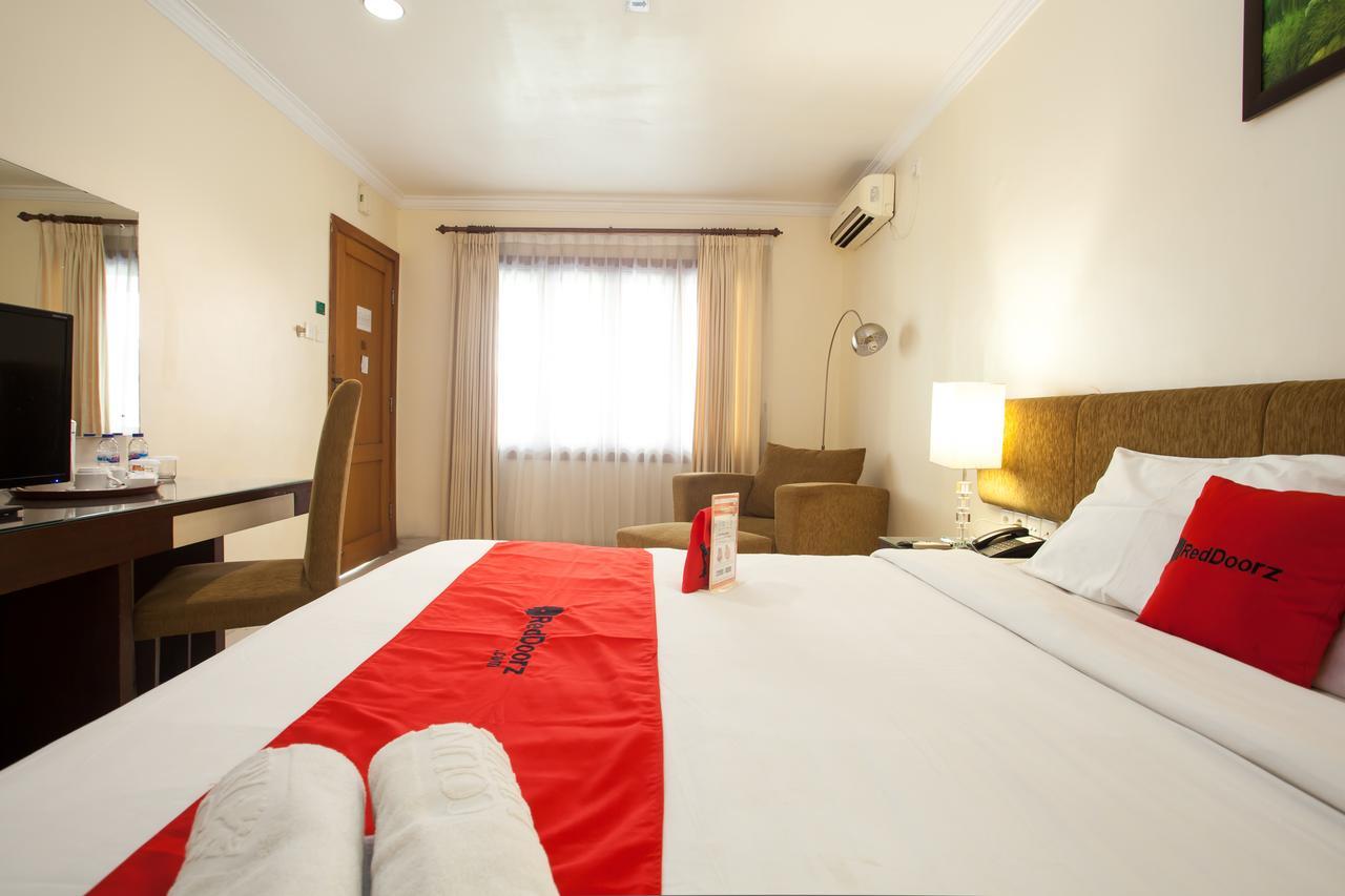 Hotel RedDoorz Premium @ Raya Nginden Wonotjolo Exterior foto