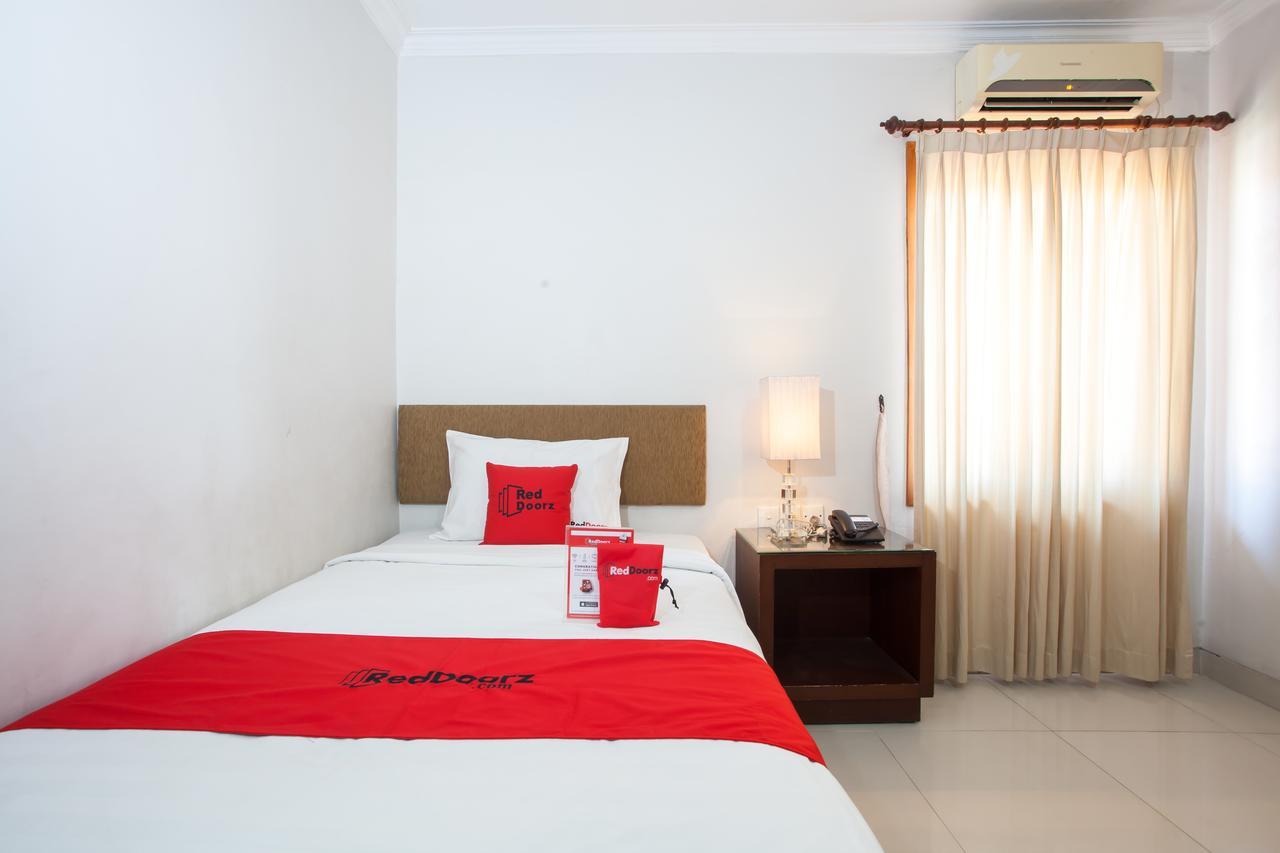 Hotel RedDoorz Premium @ Raya Nginden Wonotjolo Exterior foto