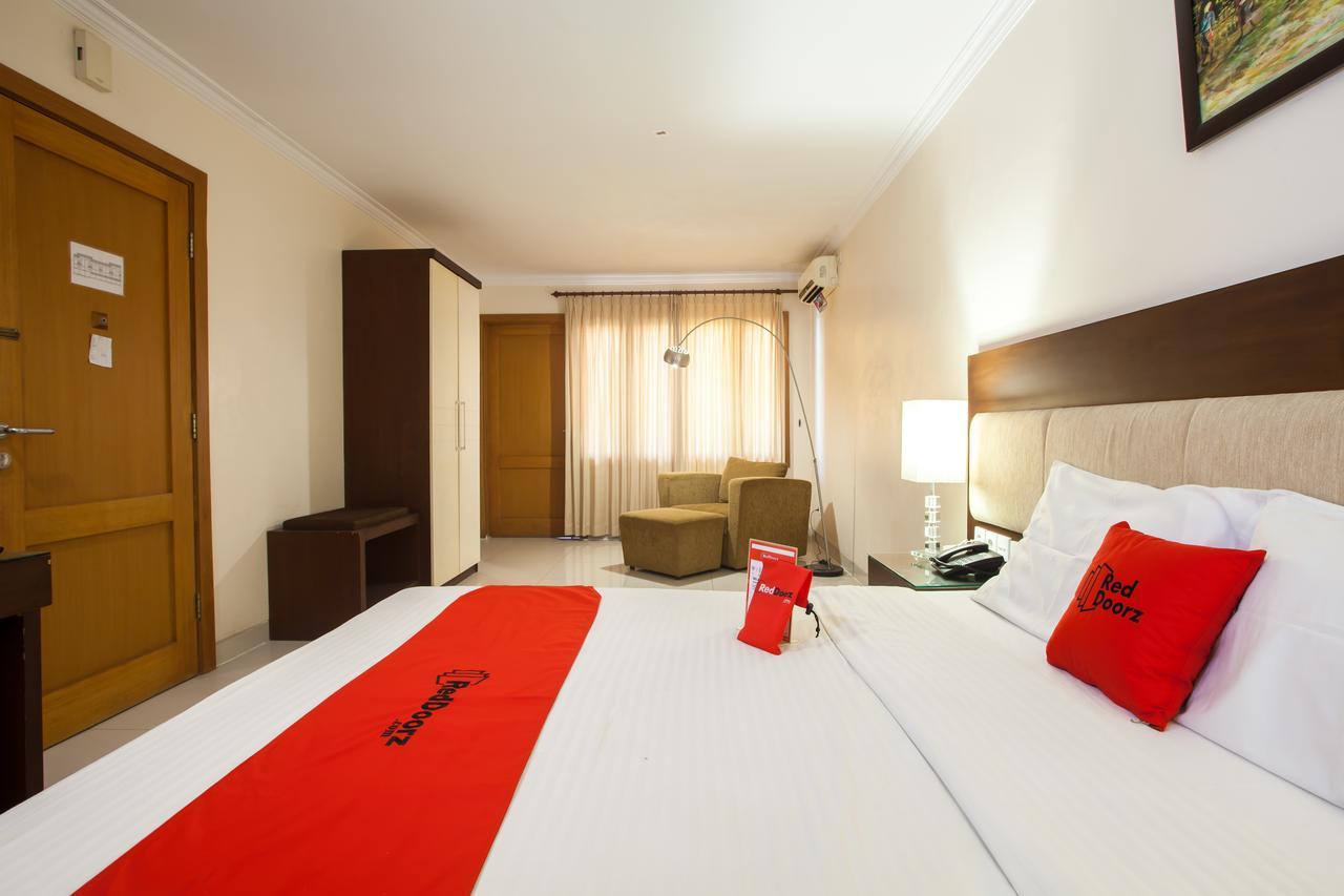 Hotel RedDoorz Premium @ Raya Nginden Wonotjolo Exterior foto