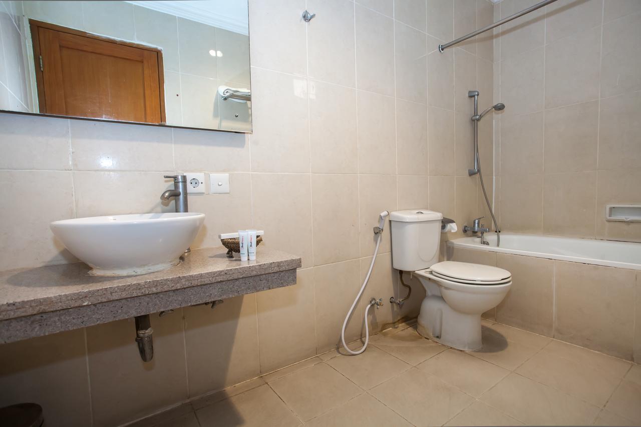 Hotel RedDoorz Premium @ Raya Nginden Wonotjolo Exterior foto