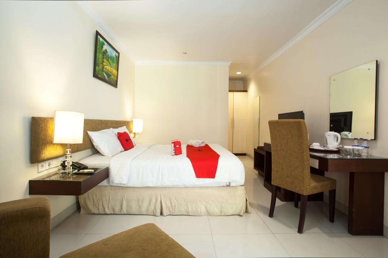 Hotel RedDoorz Premium @ Raya Nginden Wonotjolo Exterior foto
