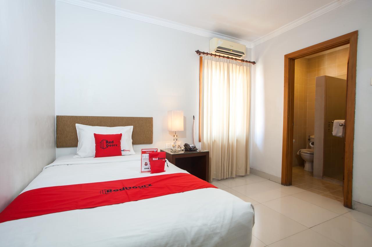 Hotel RedDoorz Premium @ Raya Nginden Wonotjolo Exterior foto