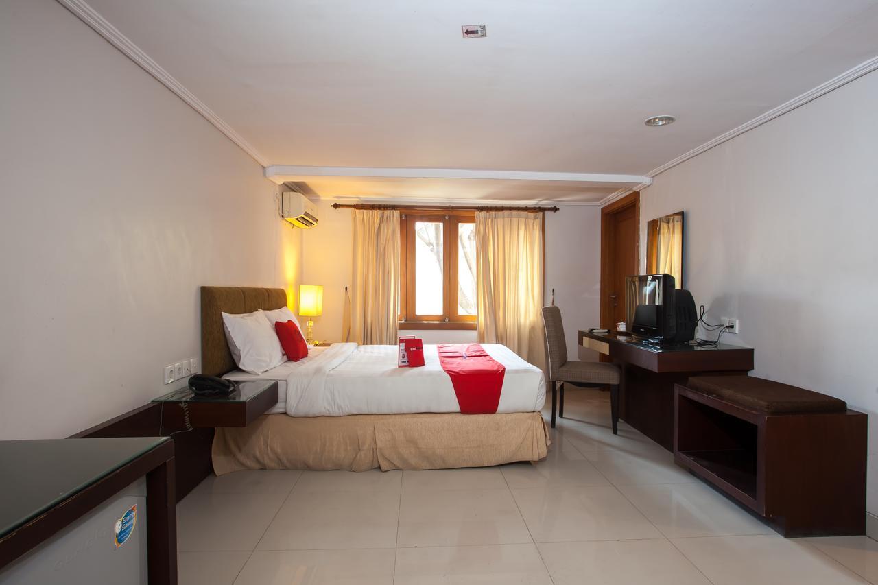 Hotel RedDoorz Premium @ Raya Nginden Wonotjolo Exterior foto