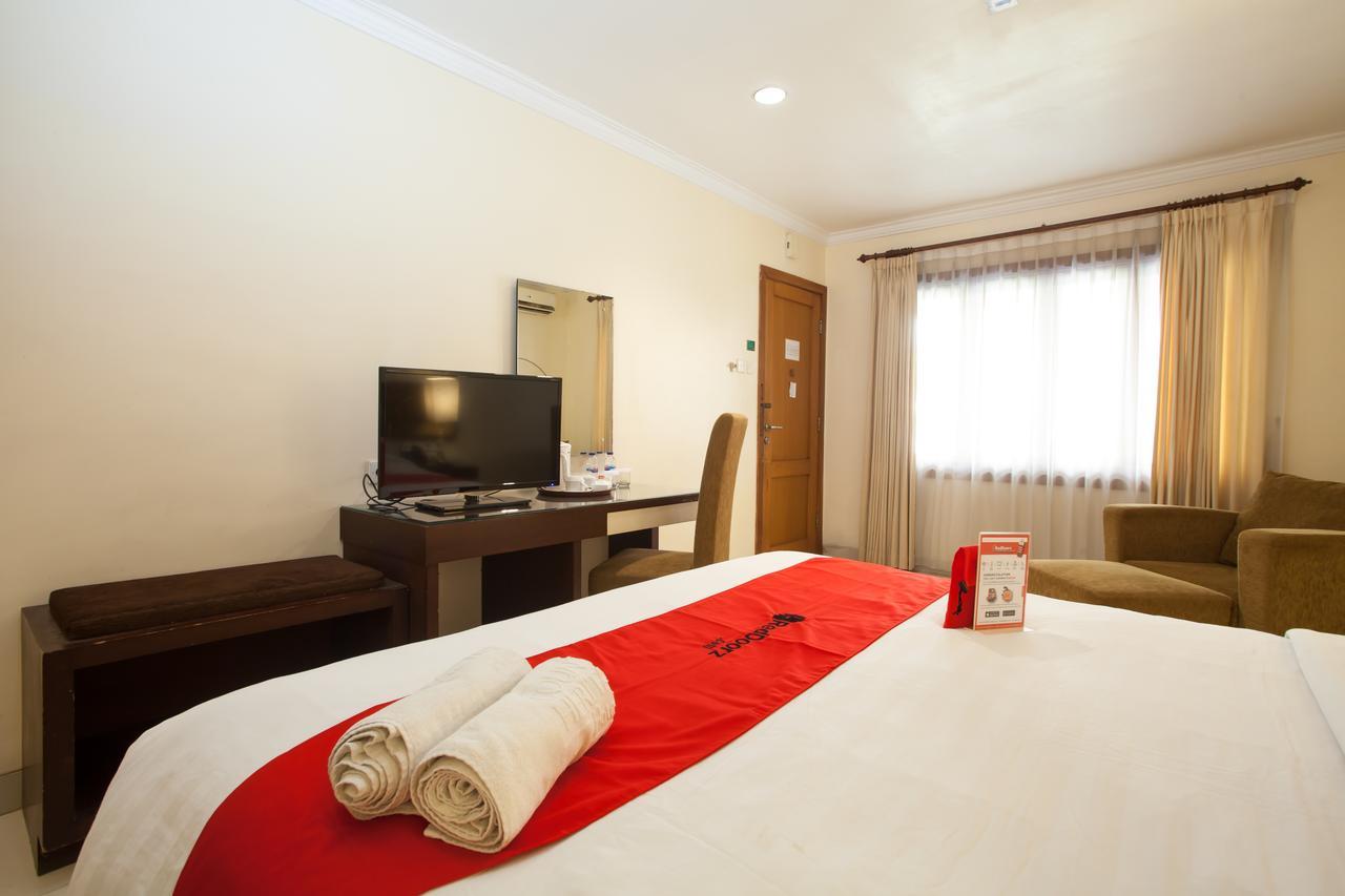 Hotel RedDoorz Premium @ Raya Nginden Wonotjolo Exterior foto