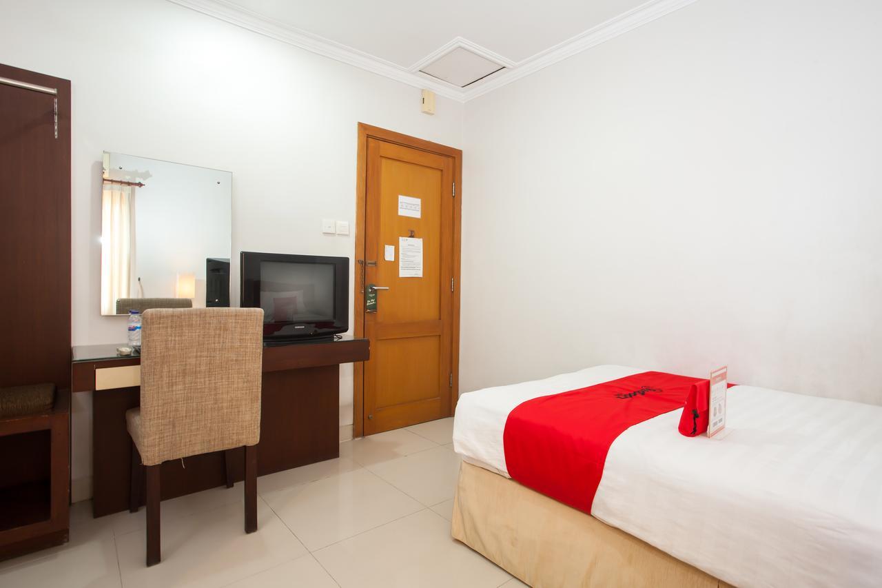 Hotel RedDoorz Premium @ Raya Nginden Wonotjolo Exterior foto