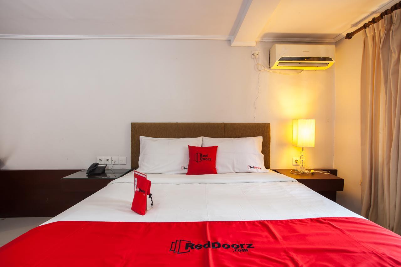 Hotel RedDoorz Premium @ Raya Nginden Wonotjolo Exterior foto