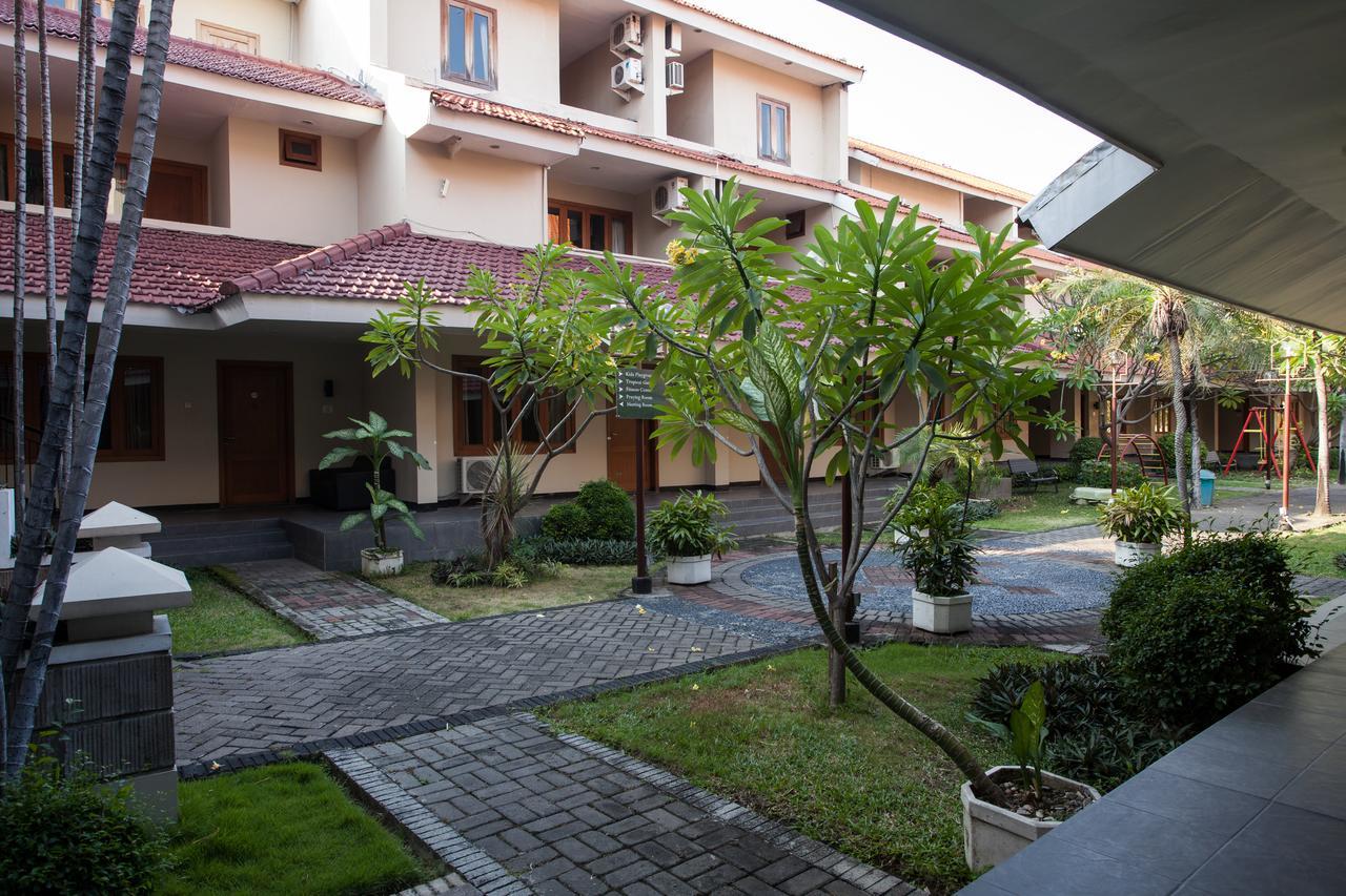 Hotel RedDoorz Premium @ Raya Nginden Wonotjolo Exterior foto