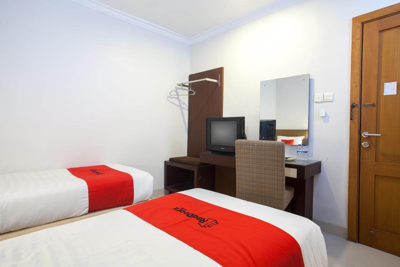 Hotel RedDoorz Premium @ Raya Nginden Wonotjolo Exterior foto