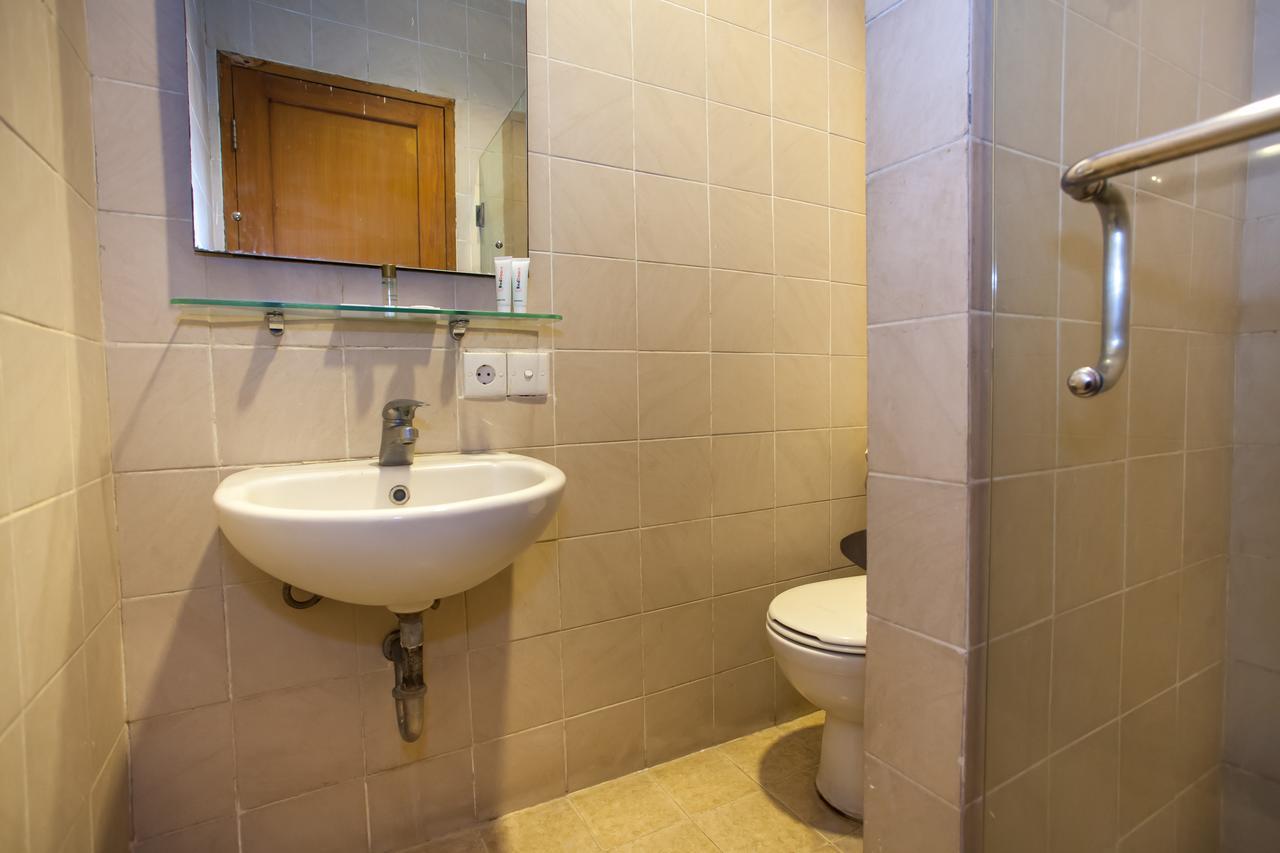 Hotel RedDoorz Premium @ Raya Nginden Wonotjolo Exterior foto