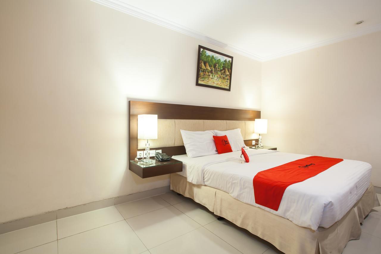 Hotel RedDoorz Premium @ Raya Nginden Wonotjolo Exterior foto