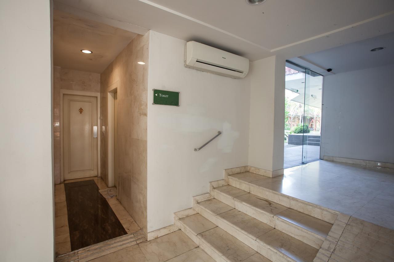 Hotel RedDoorz Premium @ Raya Nginden Wonotjolo Exterior foto