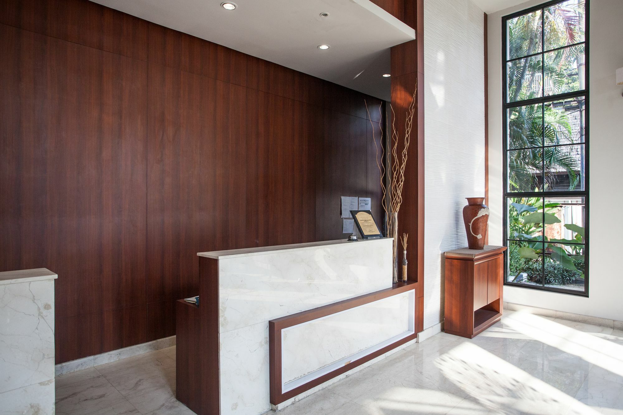 Hotel RedDoorz Premium @ Raya Nginden Wonotjolo Exterior foto